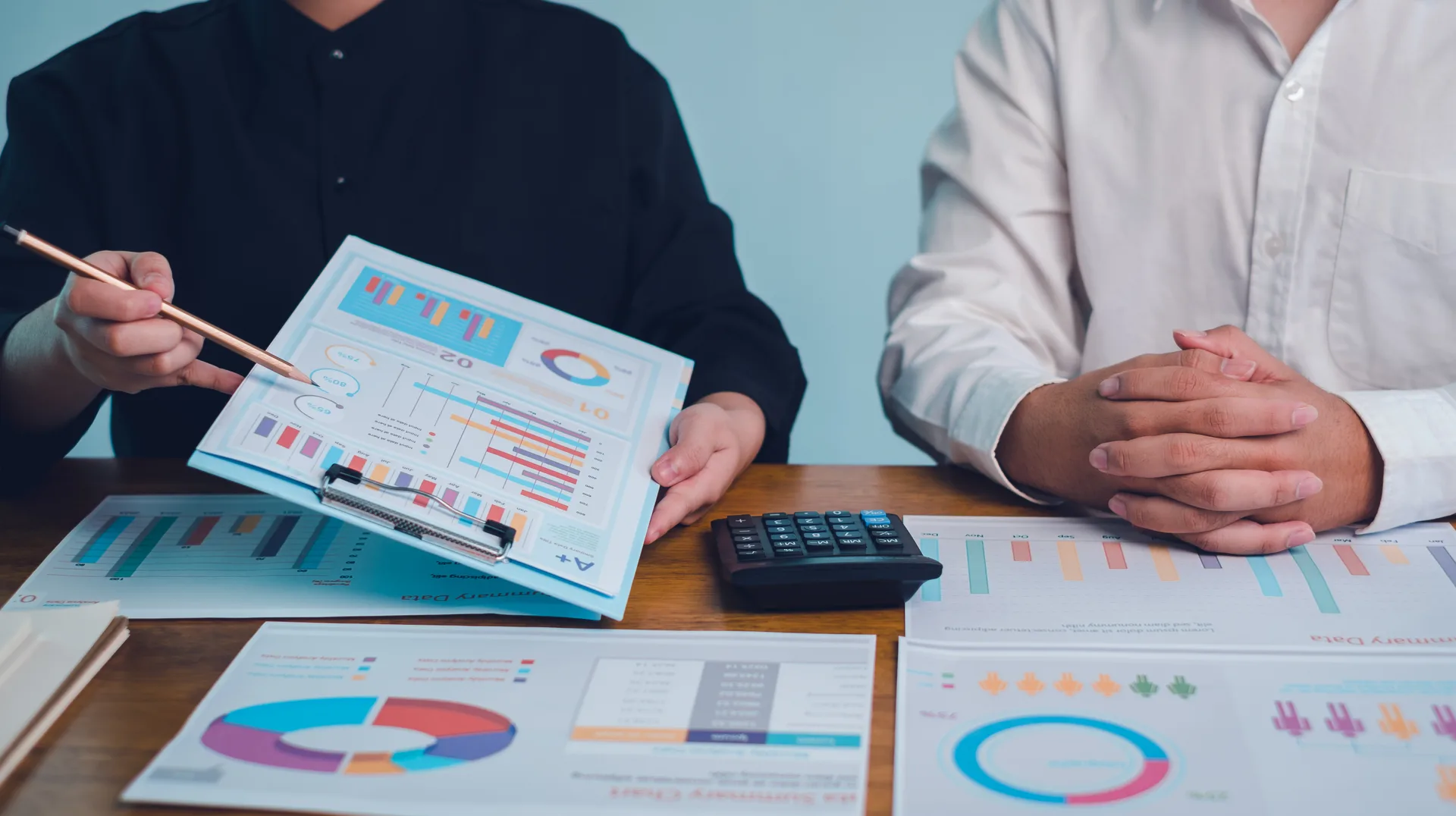 Performance marketing strategists reviewing campaign ROAS, conversion charts, and attribution reports in a strategy meeting